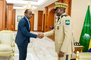 Perezida wa Gabon yakiriye intumwa z’u Rwanda mu biro bye