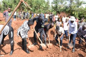 Kubaka ibyumba by’amashuri no kwishyurira abatishoboye Mituweli ibyaranze umuganda muri Gatsibo  (Amafoto)
