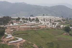 Inzu zirenga 1400 zarasanwe mu nkambi ya Kigeme n’iya Kiziba