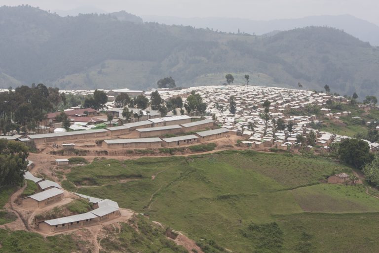 Inzu zirenga 1400 zarasanwe mu nkambi ya Kigeme n’iya Kiziba