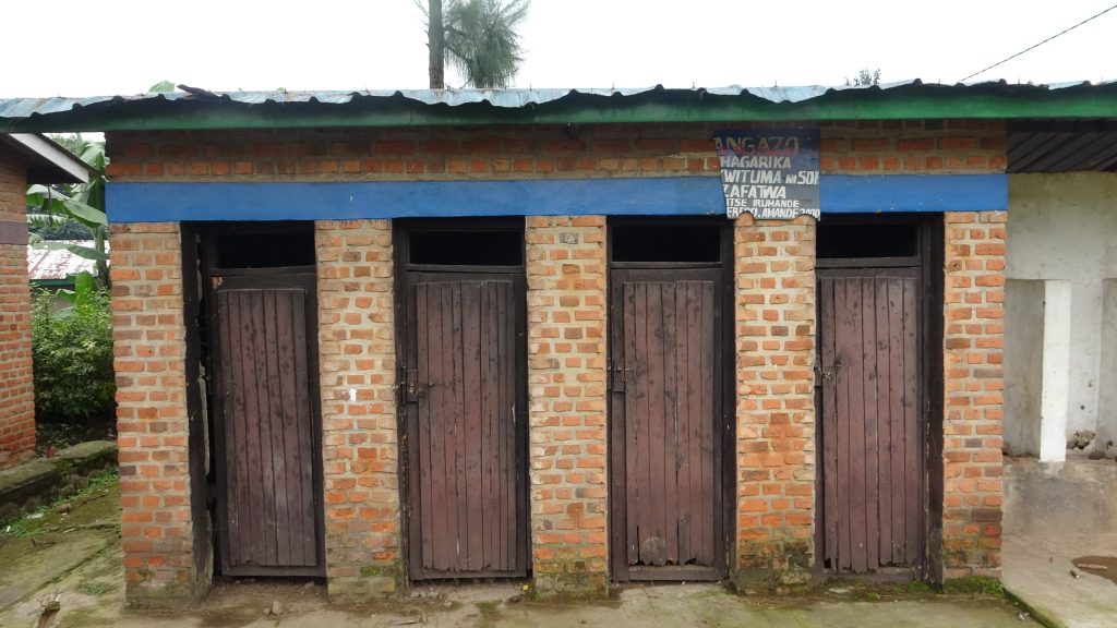 Musanze: Abarema isoko rya Kinigi nta bwiherero babona bakiherera mu mugezi wa Rwebeya
