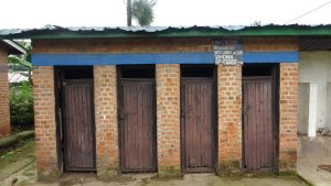 Musanze: Abarema isoko rya Kinigi nta bwiherero babona bakiherera mu mugezi wa Rwebeya