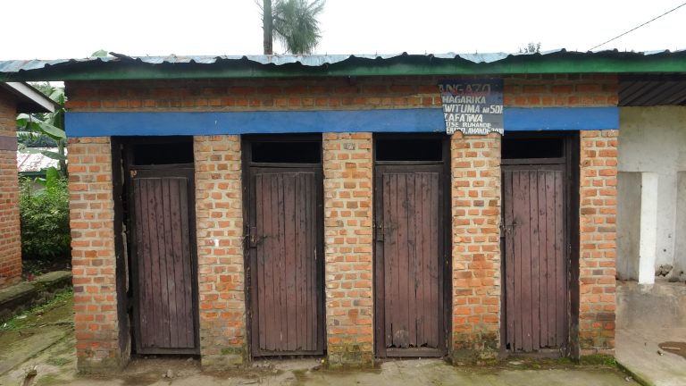 Musanze: Abarema isoko rya Kinigi nta bwiherero babona bakiherera mu mugezi wa Rwebeya