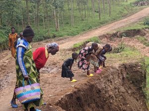 Nyamasheke: Batewe impungenge n’umuhanda ugiye gucikamo kabiri