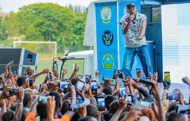 Umuhanzi Chriss Eazy yasusurukije abarimo na Minisitiri Dr Utumatwishima