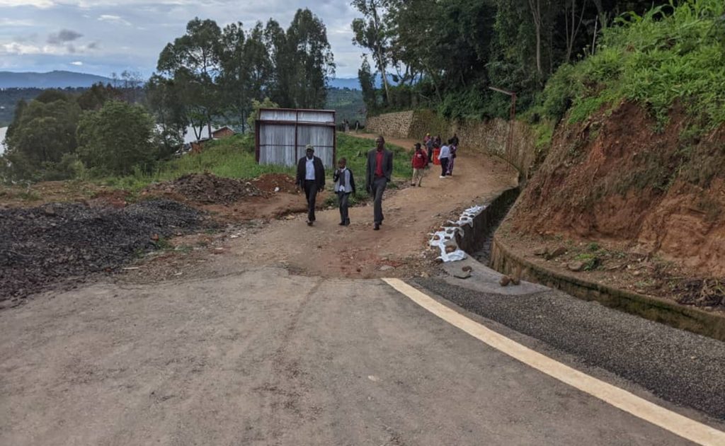 Nyamasheke: Barinubira metero 370 zasigaye hubakwa kaburimbo y’ibilometero 3 &nbsp;