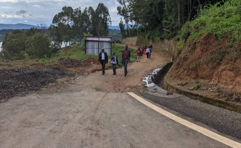 Nyamasheke: Barinubira metero 370 zasigaye hubakwa kaburimbo y’ibilometero 3 &nbsp;
