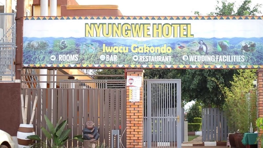 Amashirakinyoma ku nzu bivugwa ko ari iya Bamporiki yatangiye gusenywa&nbsp;