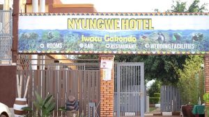 Amashirakinyoma ku nzu bivugwa ko ari iya Bamporiki yatangiye gusenywa&nbsp;