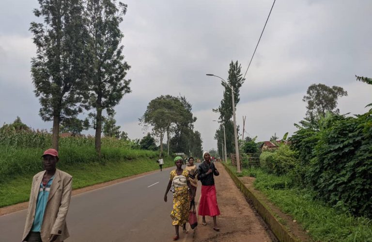 Rusizi: Baravuga imyato Perezida Kagame wabashyiriye amatara ku muhanda