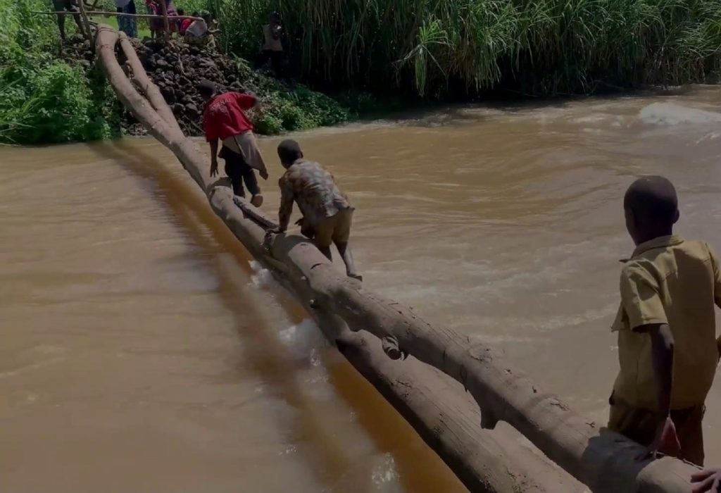 Gakenke: Batewe inkeke no kwambukira umugezi ku giti kimwe