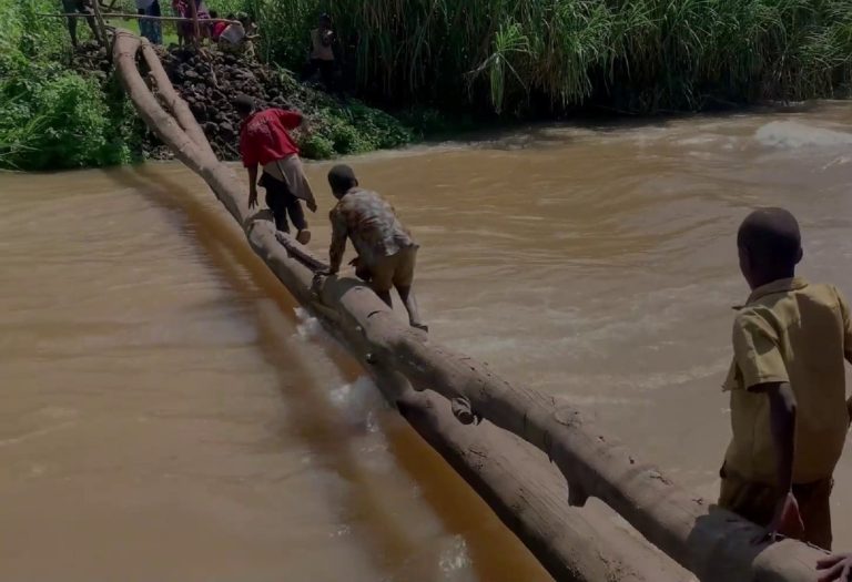 Gakenke: Batewe inkeke no kwambukira umugezi ku giti kimwe