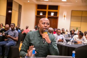 Abanyamakuru n’abandi batangaza amakuru barasabwa gushishoza
