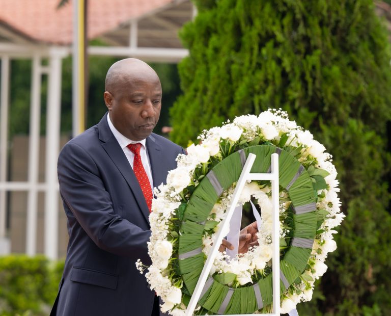 Minisitiri w’Intebe Dr Ngirente&nbsp;&nbsp;yunamiye Intwari z’Igihugu&nbsp;
