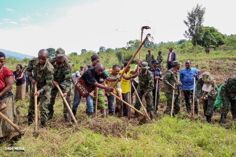 RDF na Polisi y’u Rwanda mu bikorwa bifasha abaturage mu iterambere