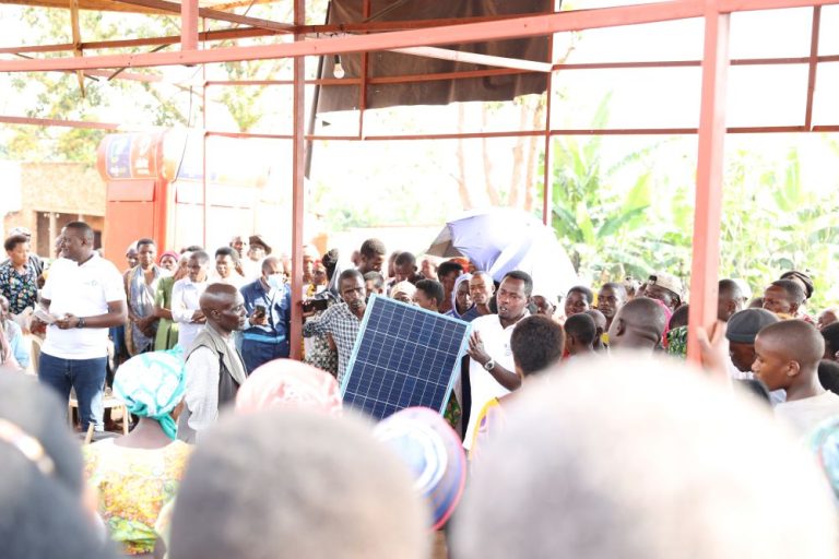 Abaturage bacanirwa amashanyarazi kuri nkunganire