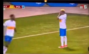 Ikimenyetso Luvumbu yakoze yishimira intsinzi cyateje impagarara