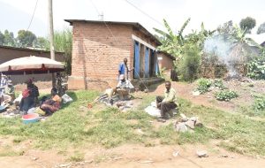 Burera: Abafungiwe ubwiherero bw’isoko baryitumamo iyo bugorobye