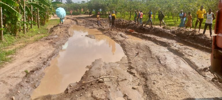 Kamonyi- Ruhango: Umuhanda wangijwe na Howo wahagaritse ubuhahirane