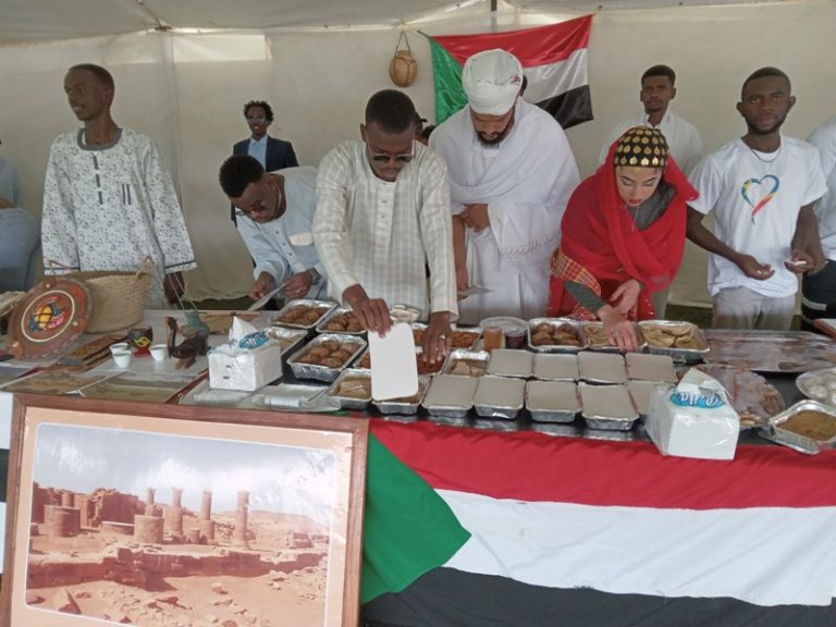 Abanyamahanga biga mu Rwanda bashimira Perezida Kagame imiyoborere myiza  
