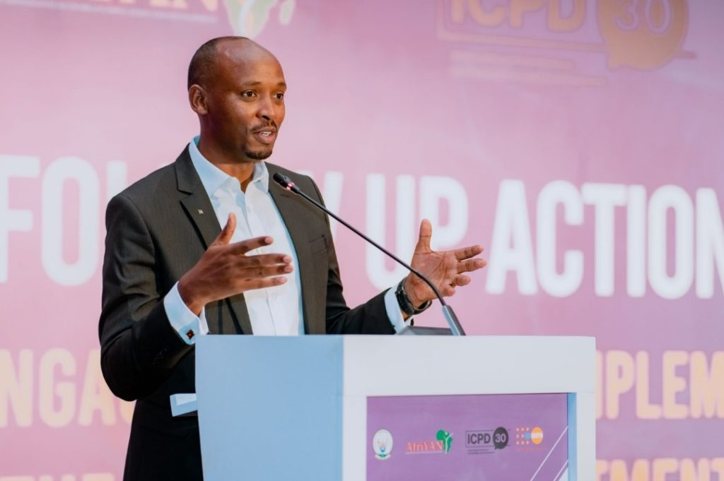 Dr. Nsanzimana yerekanye isano yo kwicara cyane n’indwara zitandura