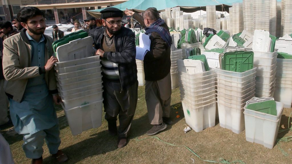 Pakistan: Ibisasu bayitanye abantu 30 bari hanze y’ibiro by’itora