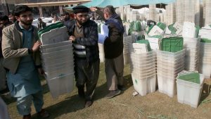 Pakistan: Ibisasu bayitanye abantu 30 bari hanze y’ibiro by’itora
