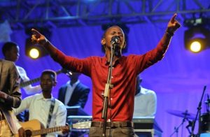 Prosper Nkomezi ntakozwa ibyo guterera umukobwa ivi