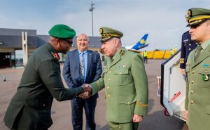 Umugaba w’Ingabo z’Algeria yakiranywe urugwiro mu Rwanda