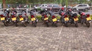 Muhanga: Batatu bafashwe bagerageza guhindura pulake za moto