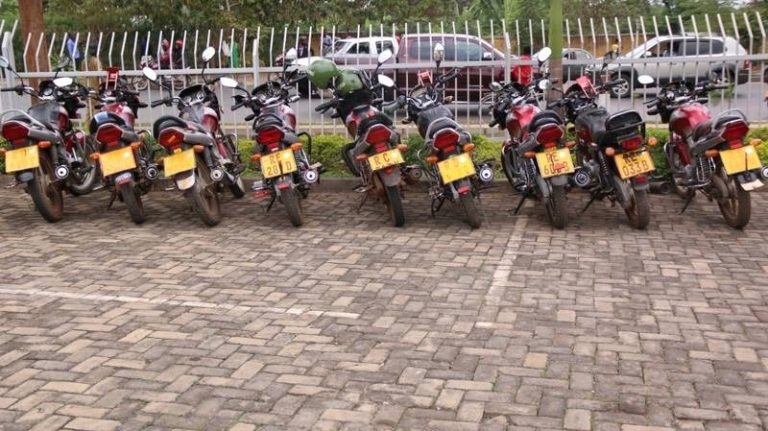 Muhanga: Batatu bafashwe bagerageza guhindura pulake za moto