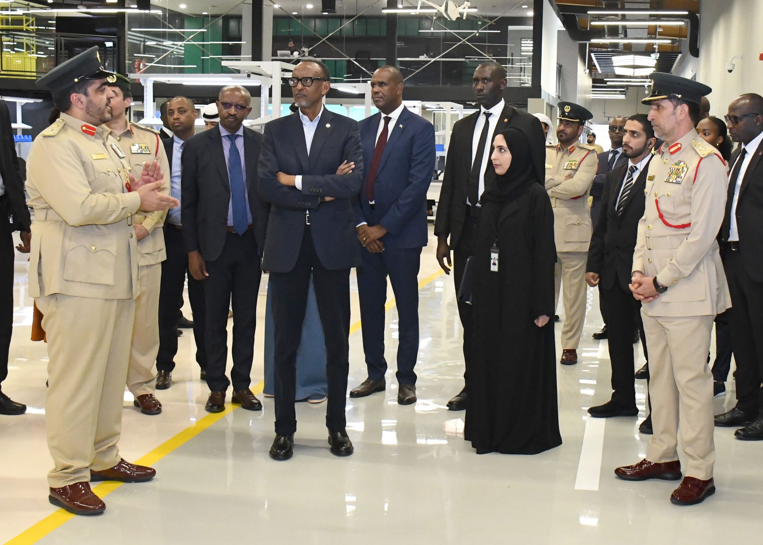 Perezida Kagame yanyuzwe n’imikorere ya Polisi ya Dubai