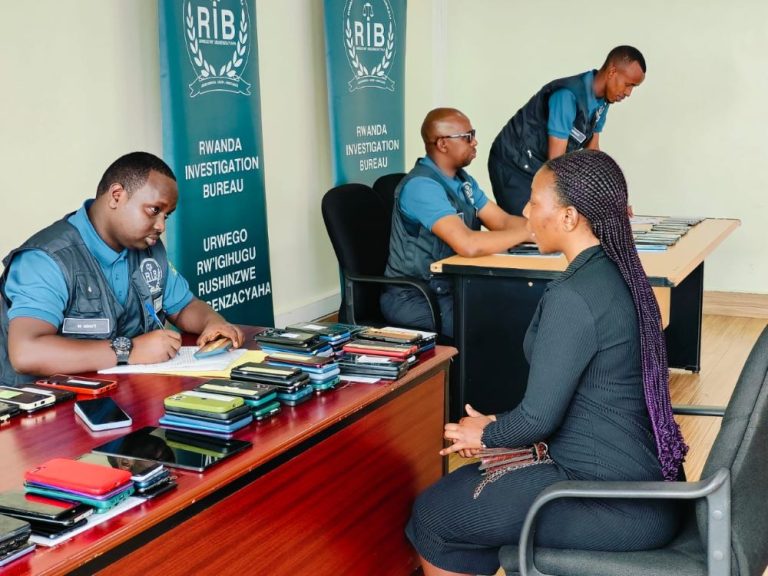 RIB yashyikirije abaturage telefoni zisaga 100 bibwe