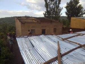 Gatsibo: Imvura ivanze n’umuyaga yasambuye inzu 18 yangiza n’imyaka