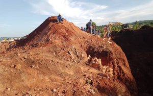 Rwamagana: Ikirombe cyagwiriye 6 batatu bahasiga ubuzima