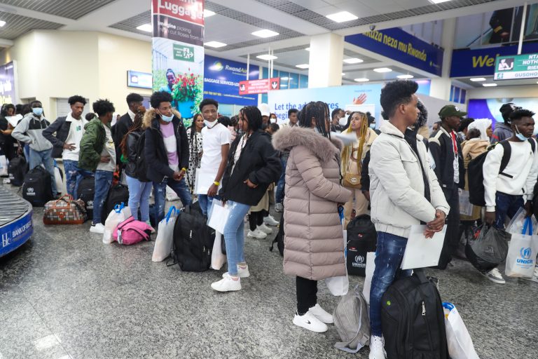 U Rwanda rwakiriye abimukira n’abasaba ubuhungiro 92 bavuye muri Libya&nbsp;