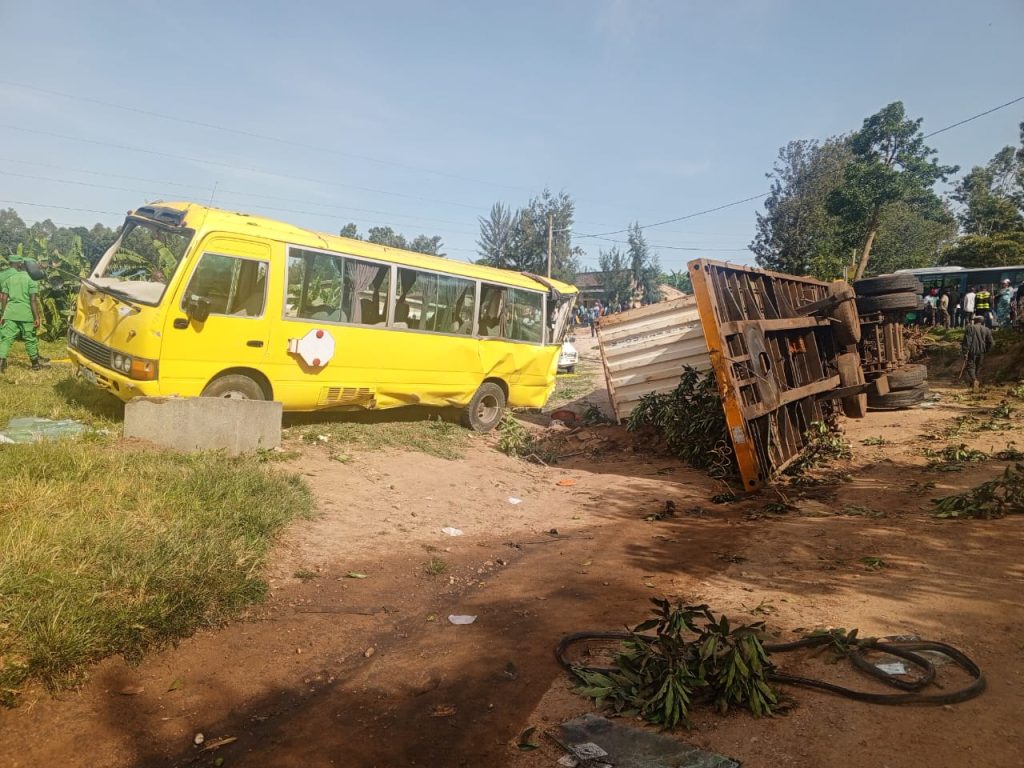 Ruhango: Ikamyo yo muri Tanzania yishe 3 abandi 4 barakomereka