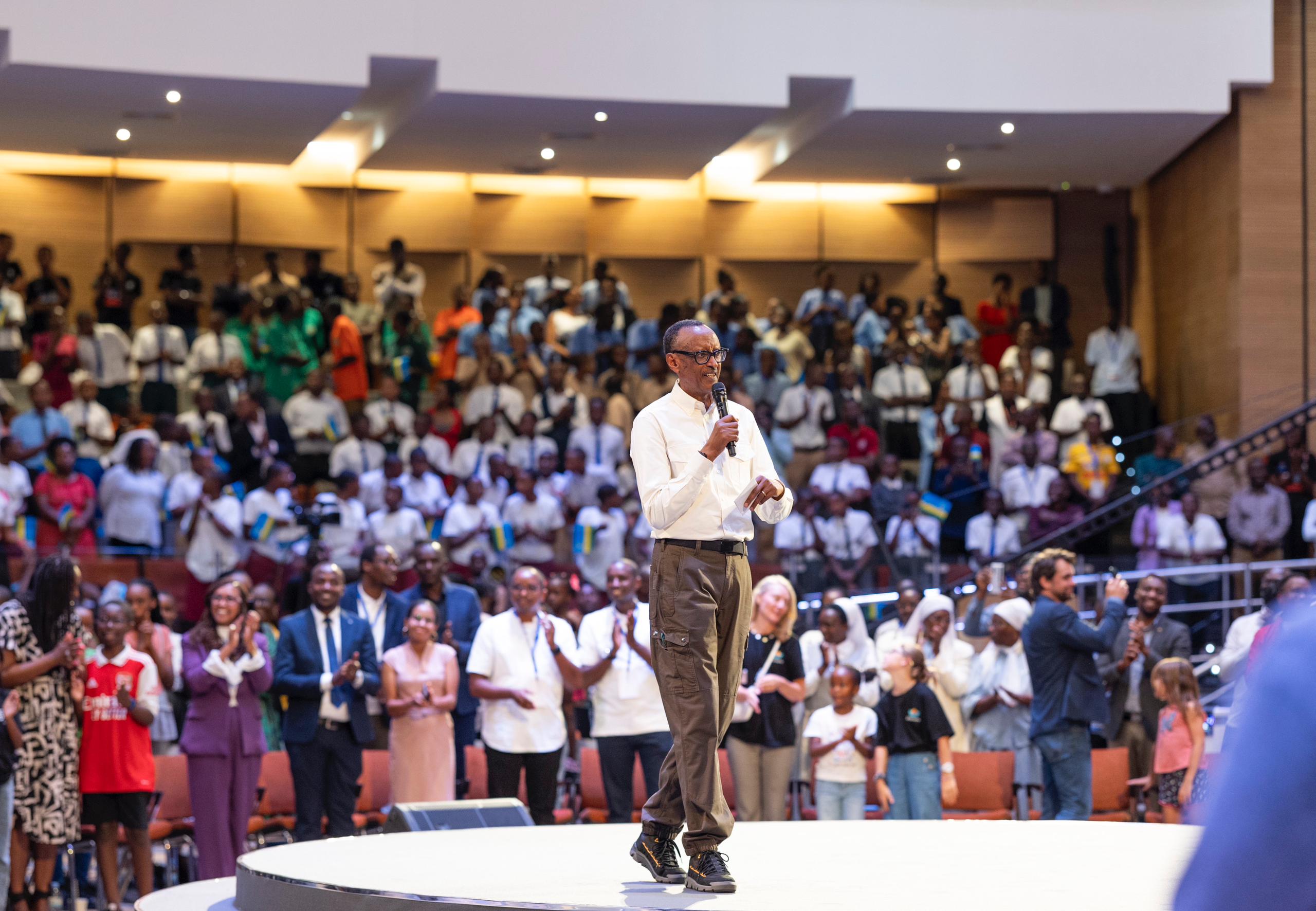 Perezida Kagame yageneye impano buri wese witabiriye amarushanwa