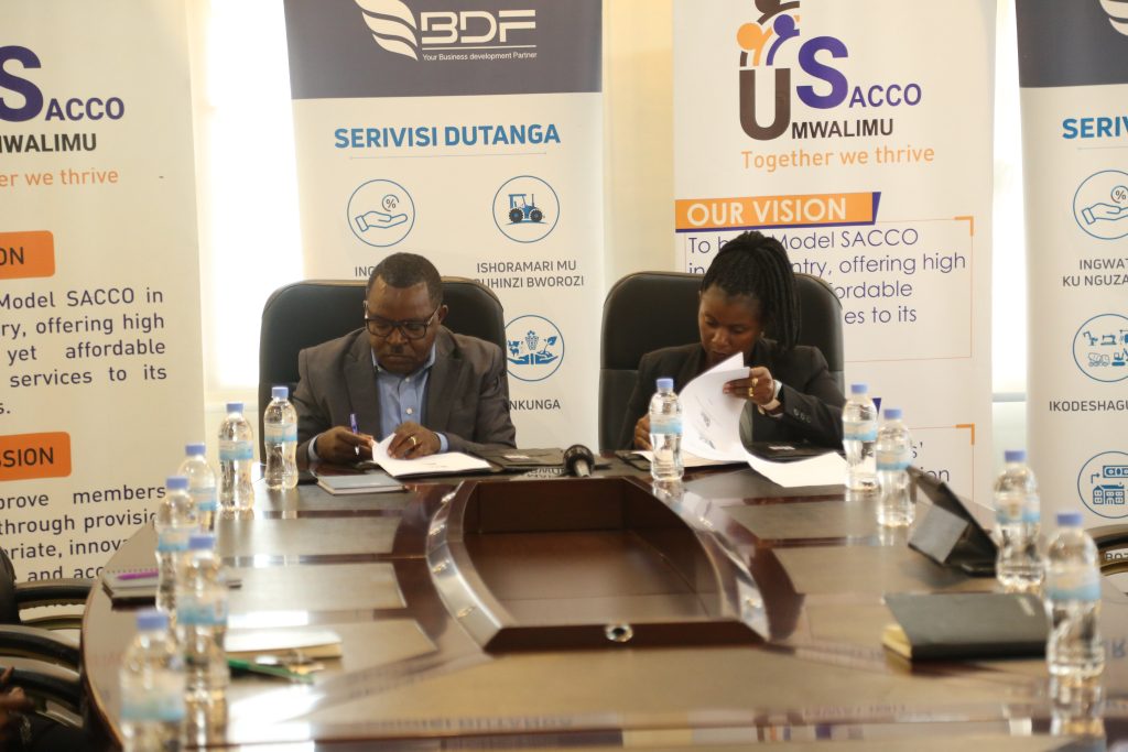 Umwalimu SACCO na BDF basinye amasezerano yoroshya  kubona  ingwate