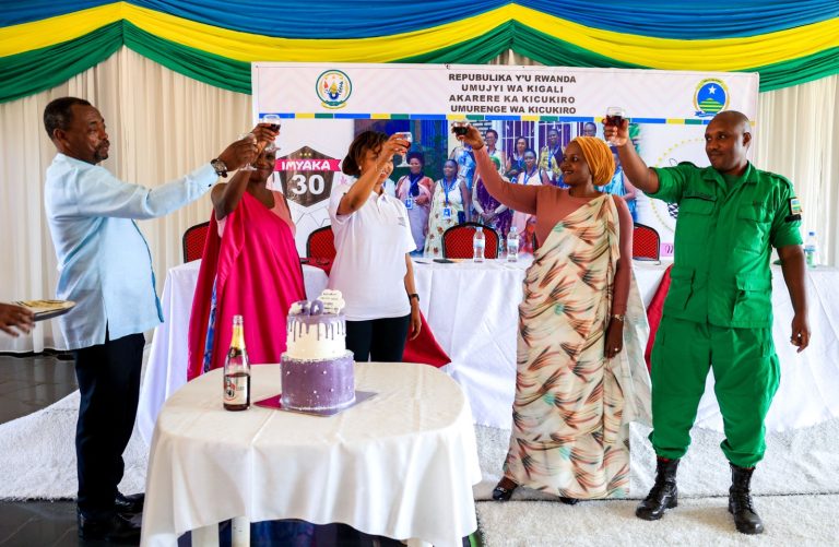 Kicukiro: Barishimira ko umugore yitinyutse akava mu rugo (Amafoto)