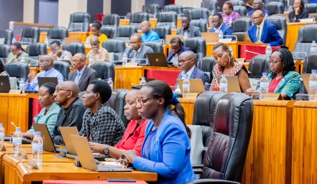 Abadepite basabye kwimakaza uburinganire mu gusaba akazi ka Leta