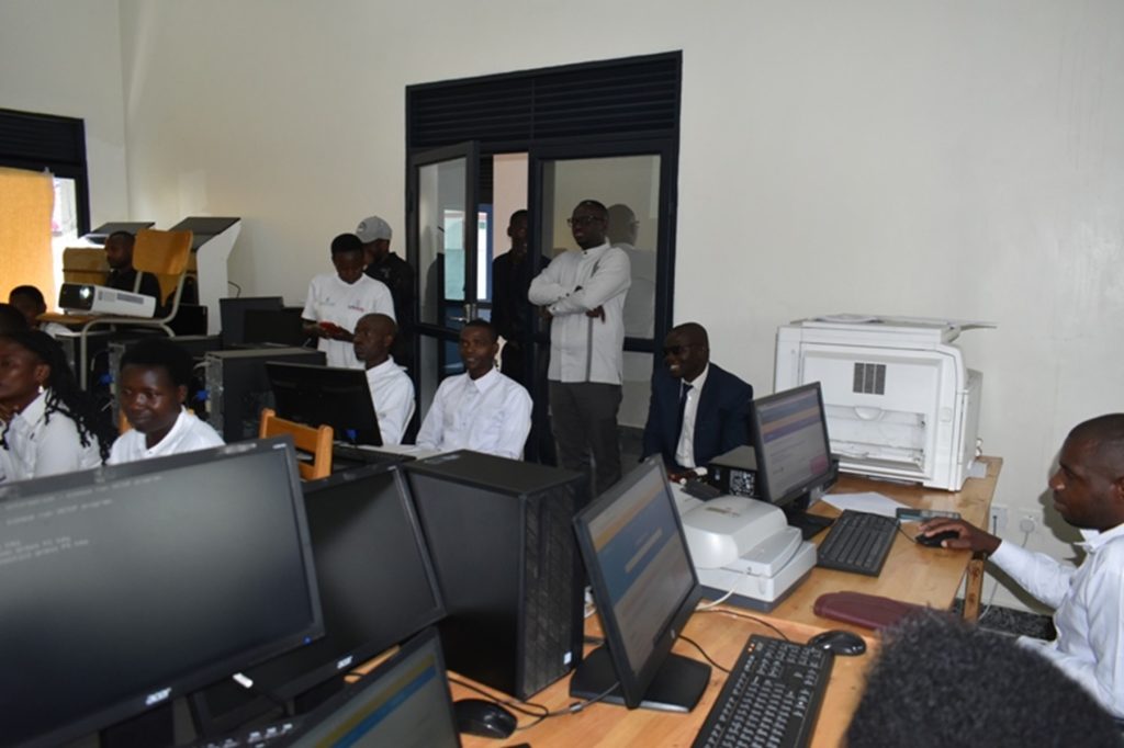 Musanze: Abamaze umwaka babitse mudasobwa bishimiye guhugurirwa kuzikoresha