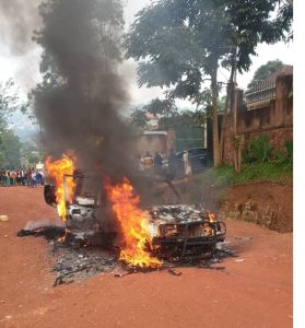 Nyarugenge: Imodoka yari itwaye abana ku ishuri yahiye irakongoka