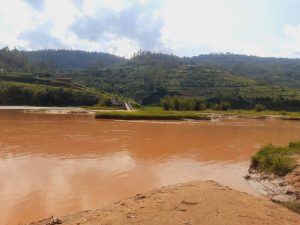 Hashize imyaka 2 ikiraro gihuza Muhanga na Ngororero cyangijwe n’imvura gihagaritse ubuhahirane