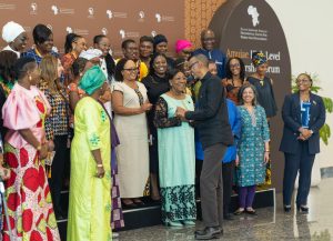 Perezida Kagame yifatanyije n’abayobozi b’abagore bateraniye i Kigali