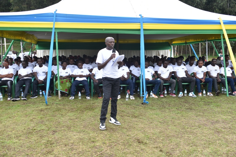 Musanze: Col. Uwimana yicuza imyaka 30 yarorongotanye mu mashyamba ya RDC