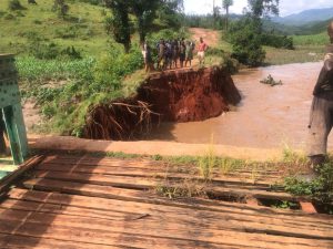 Nyamagabe: Amazi y’Umugezi wa Mwogo yangije ikiraro gihagarika ubuhahirane