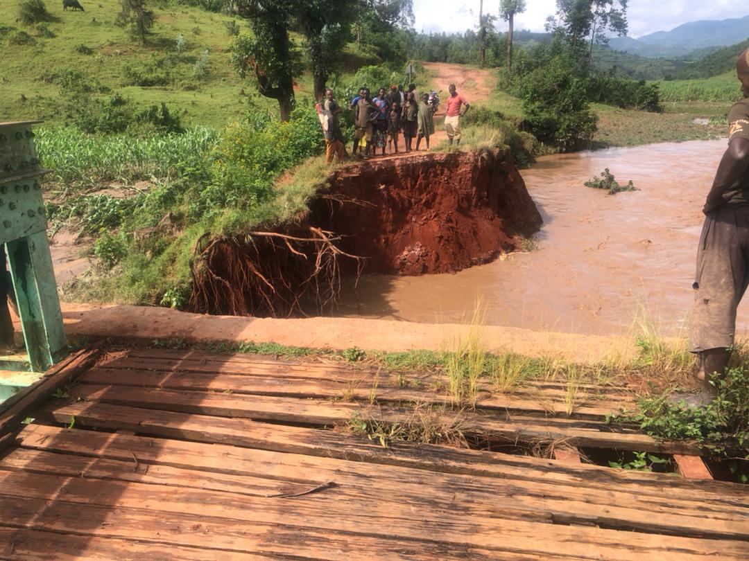 Nyamagabe: Amazi y’Umugezi wa Mwogo yangije ikiraro gihagarika ubuhahirane