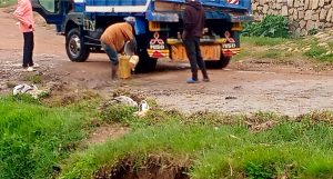 Muhanga: Abogeshaga mu binamba byafunzwe bogesha imodoka mu bishanga