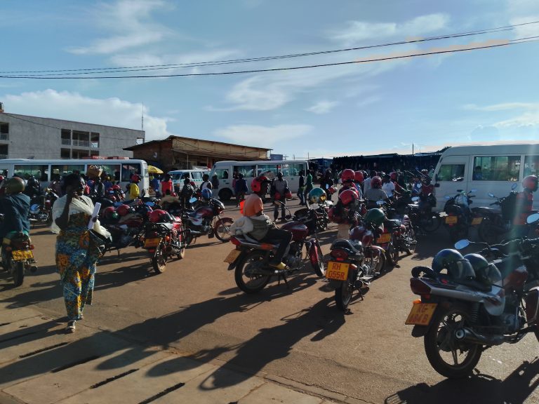 Kayonza: Abakoresha gare ya Kabarondo babangamiwe n’abamotari bayiparikamo